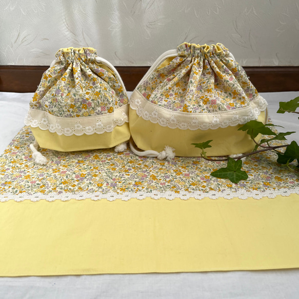 お弁当袋3点セット(黄色レース付き花柄)コップ袋、お弁当袋、ランチョンマット 1枚目の画像