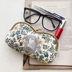 残少⭐️3点売れました⭐️ おしゃれな リバティ 猫 と お花畑 の ハート がま口 コスメ メガネ ポーチ 1枚目の画像