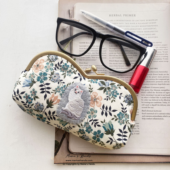 残少⭐️3点売れました⭐️ おしゃれな リバティ 猫 と お花畑 の ハート がま口 コスメ メガネ ポーチ 1枚目の画像