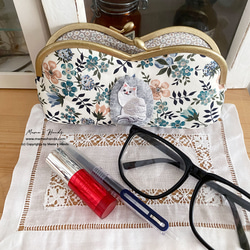 おしゃれな リバティ 猫 と お花畑 の ハート がま口 コスメ メガネ ポーチ 7枚目の画像