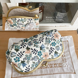 残少⭐️3点売れました⭐️ おしゃれな リバティ 猫 と お花畑 の ハート がま口 コスメ メガネ ポーチ 5枚目の画像