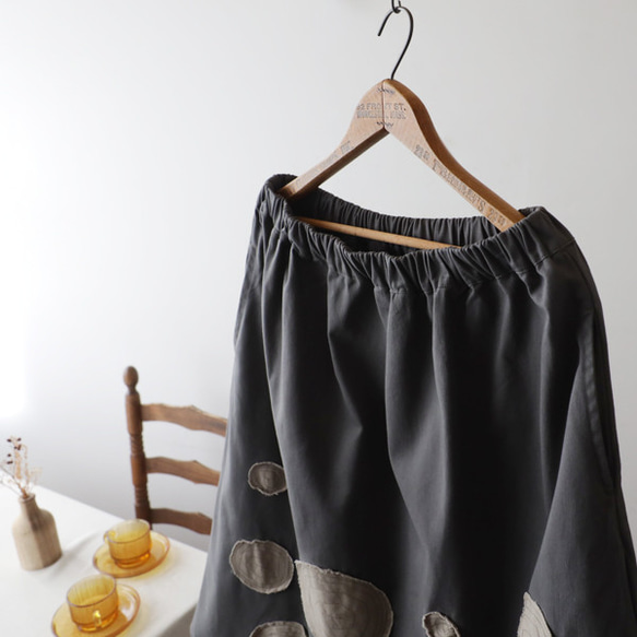 ⁑再入荷　冬sale　ラスト１　コットンチノ生地　ギャザー　スカート　ぐるぐる刺繍　花模様パッチワーク　グレーK15 11枚目の画像