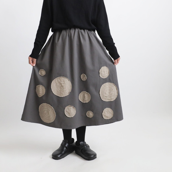 ⁑再入荷　冬sale　ラスト１　コットンチノ生地　ギャザー　スカート　ぐるぐる刺繍　花模様パッチワーク　グレーK15 5枚目の画像