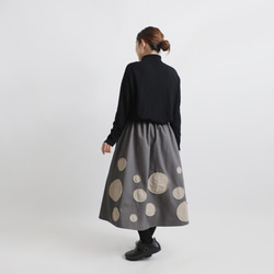 ⁑再入荷　冬sale　ラスト１　コットンチノ生地　ギャザー　スカート　ぐるぐる刺繍　花模様パッチワーク　グレーK15 2枚目の画像