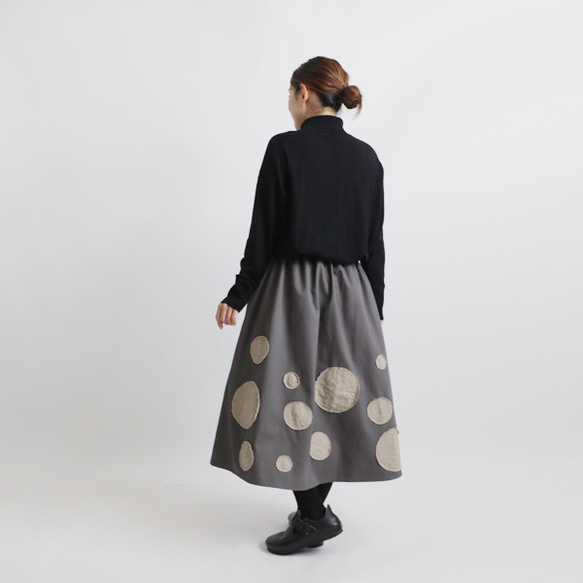 ⁑再入荷　冬sale　ラスト１　コットンチノ生地　ギャザー　スカート　ぐるぐる刺繍　花模様パッチワーク　グレーK15 2枚目の画像