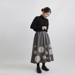 ⁑再入荷　冬sale　ラスト１　コットンチノ生地　ギャザー　スカート　ぐるぐる刺繍　花模様パッチワーク　グレーK15 1枚目の画像
