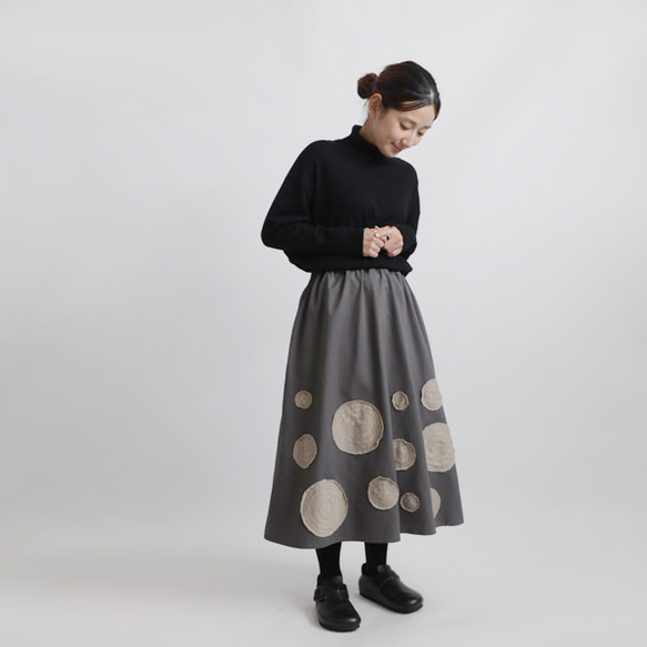 ⁑再入荷　冬sale　ラスト１　コットンチノ生地　ギャザー　スカート　ぐるぐる刺繍　花模様パッチワーク　グレーK15 1枚目の画像