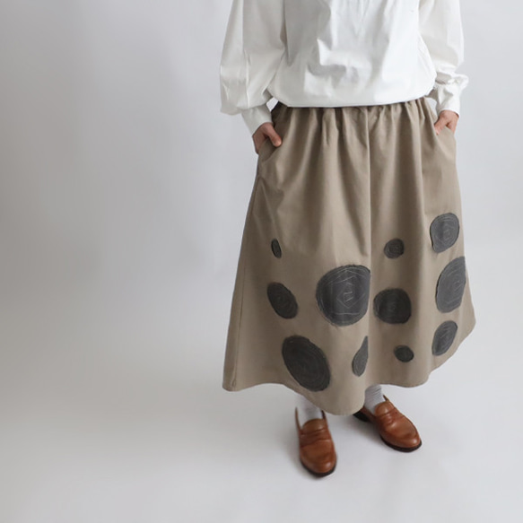 母の日ＳＡＬＥ　３色　コットンチノ生地　ギャザー　スカート　ぐるぐる刺繍　花模様　パッチワーク　３色 4枚目の画像