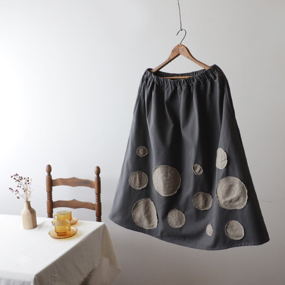 ⁑再入荷　冬sale　ラスト１　コットンチノ生地　ギャザー　スカート　ぐるぐる刺繍　花模様パッチワーク　グレーK15 4枚目の画像