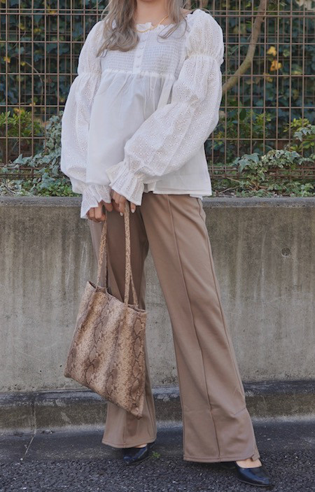 Pin-Tuck Flare Slit Pants  (beige) ワイドパンツ ベージュ 薄茶 ガーリー