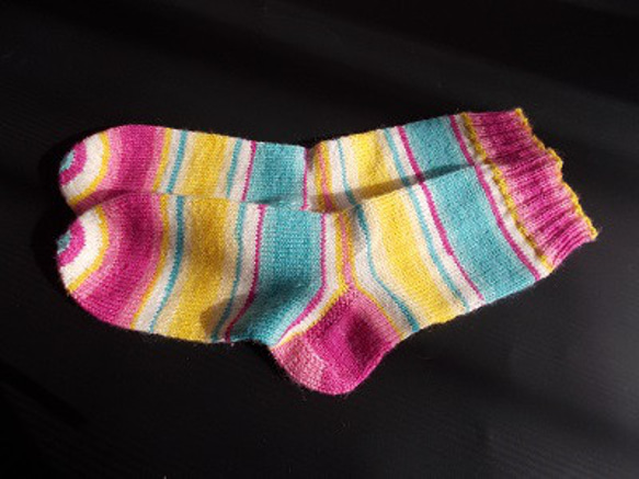 手編みの靴下　３色の幅広ボーダーの靴下②（女性用） 4枚目の画像