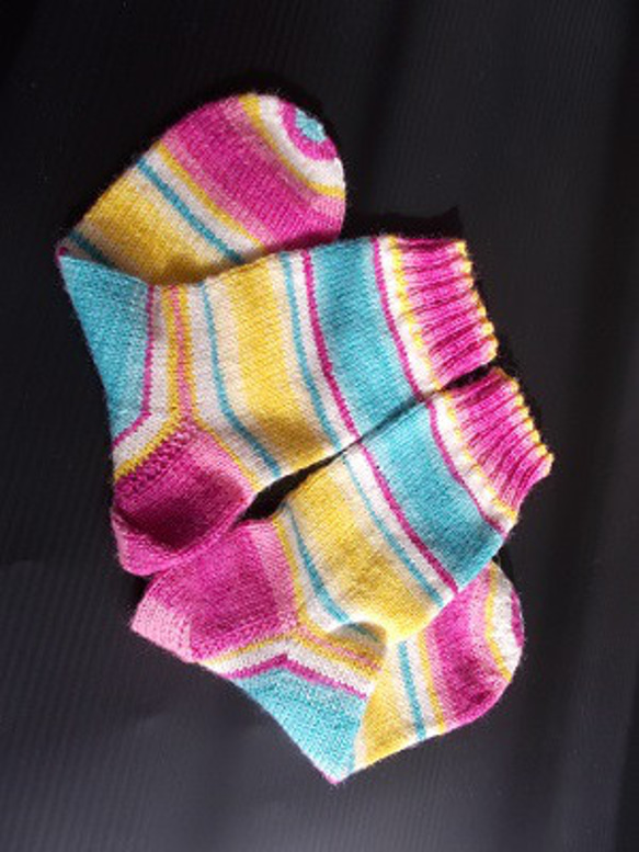 手編みの靴下　３色の幅広ボーダーの靴下②（女性用） 8枚目の画像