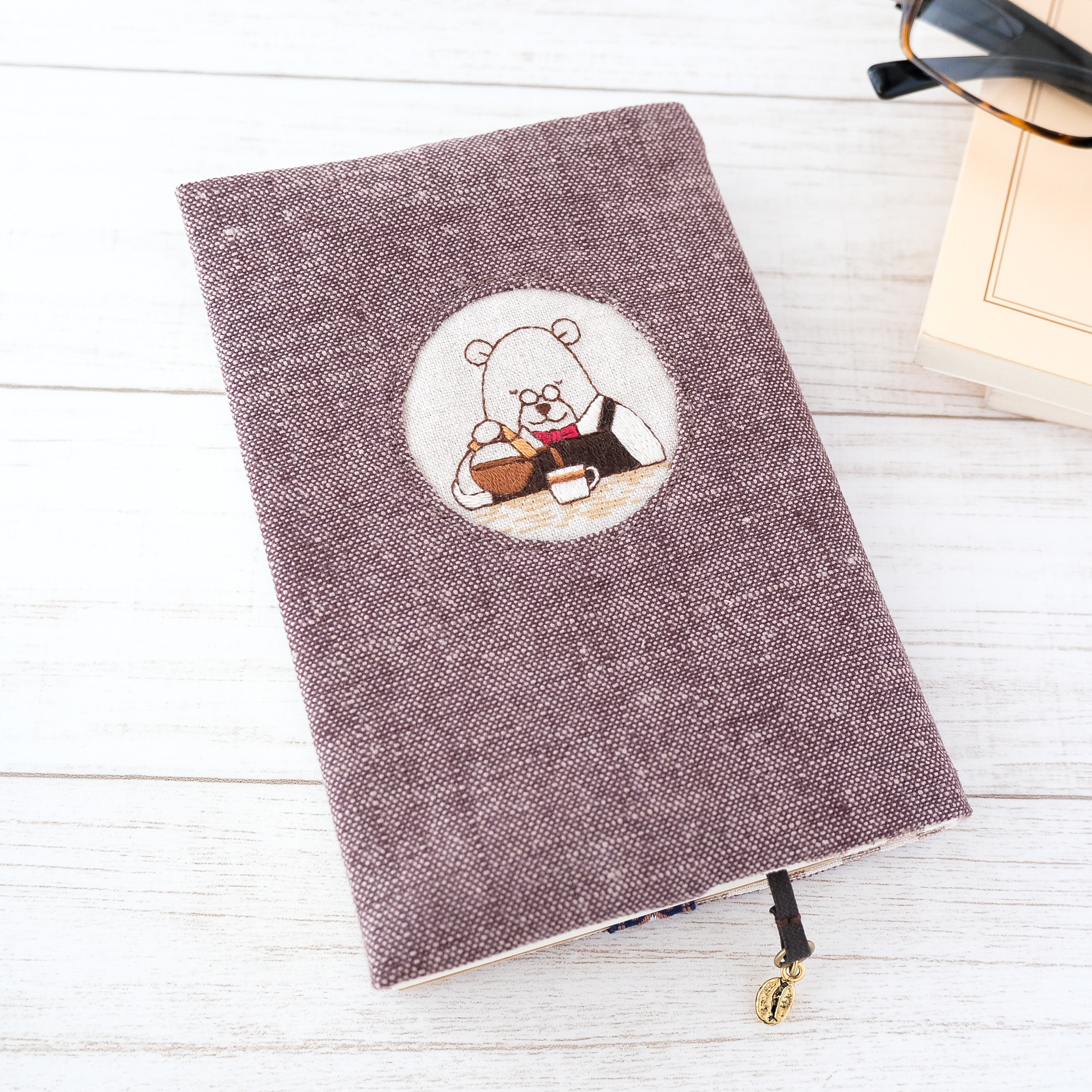 【受注制作】カフェのマスターのブックカバー(コーヒーをひとつ)・文庫本サイズ☆厚めの本にも対応　＊　刺しゅう　刺繍 4,810円