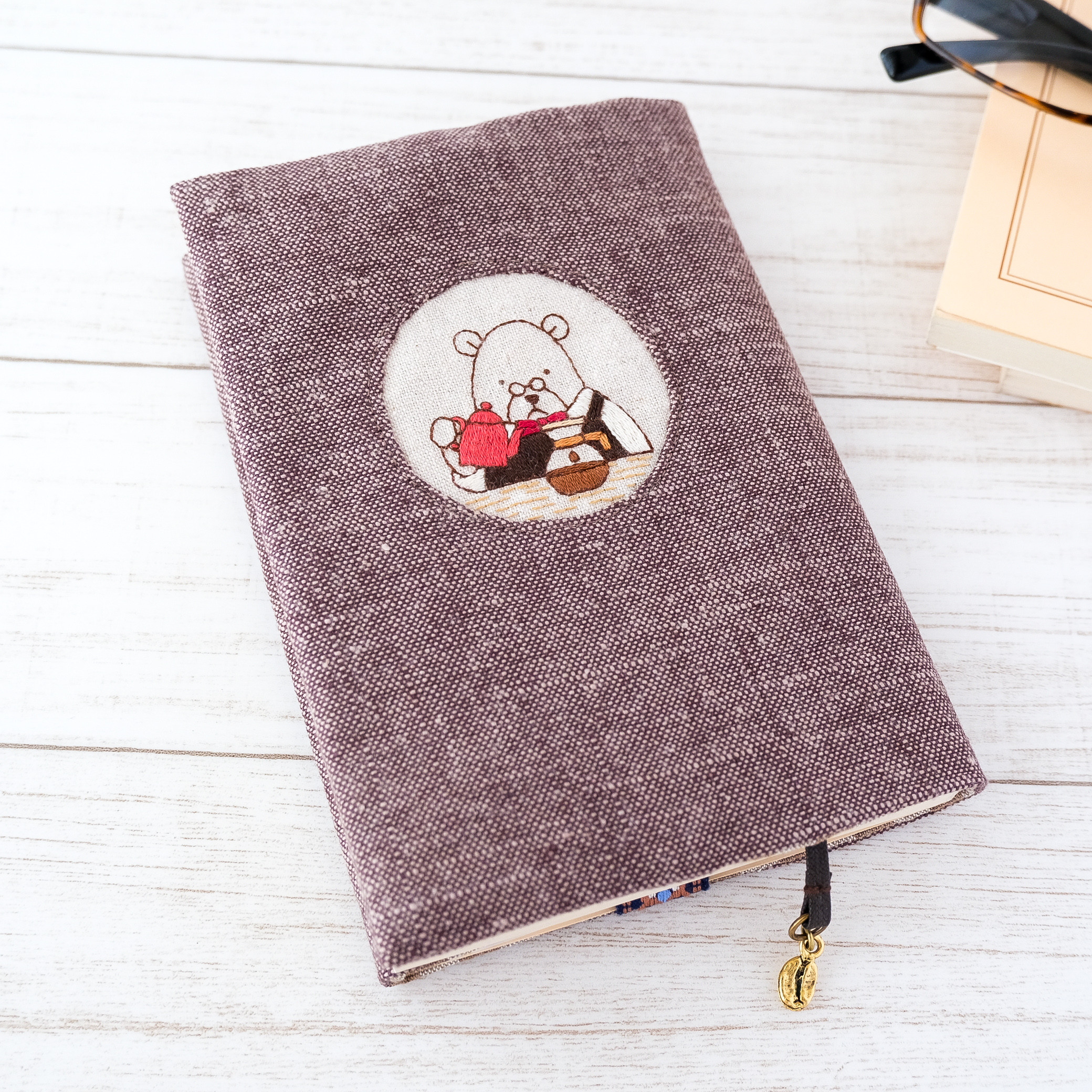 【受注制作】カフェのマスターのブックカバー(ドリップ)・文庫本サイズ☆厚めの本にも対応　＊　刺しゅう　刺繍