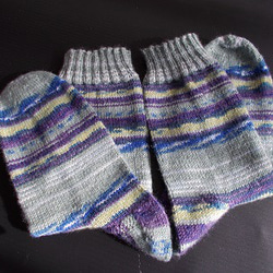 手編みの靴下　シルク混の糸で編んだ、落ち着いた配色の靴下（男性用） 9枚目の画像