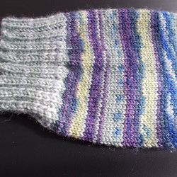 手編みの靴下　シルク混の糸で編んだ、落ち着いた配色の靴下（男性用） 11枚目の画像