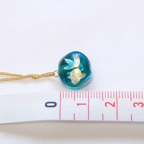 ガラス細工]水面(みなも)を泳ぐ金魚ネックレス＊碧 銀箔の切り絵