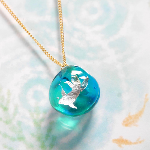 金魚が泳ぐ水中レジンネックレス mqdefault.jpg