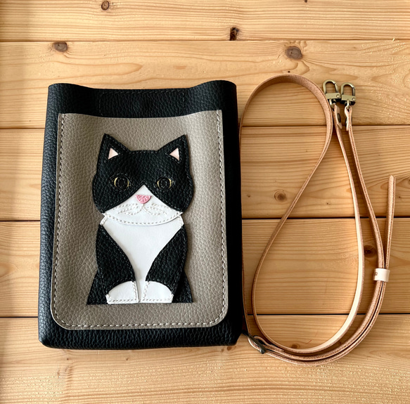 猫好きが作ったスマホポシェット＋(プラス) 黒白ハチワレ猫　本牛革　送料無料　手縫い 5枚目の画像