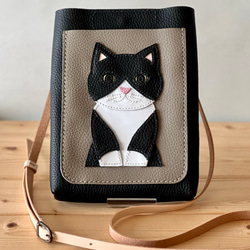 猫好きが作ったスマホポシェット＋(プラス) 黒白ハチワレ猫　本牛革　送料無料　手縫い 1枚目の画像