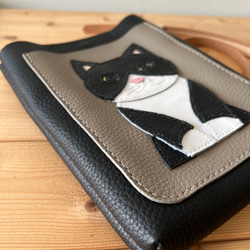 猫好きが作ったスマホポシェット＋(プラス) 黒白ハチワレ猫　本牛革　送料無料　手縫い 3枚目の画像