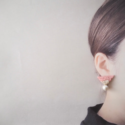 [可選顏色] 木質珍珠刺繡耳環或耳環 淡粉紅色 灰白色 x 銀色 可包裝 第2張的照片