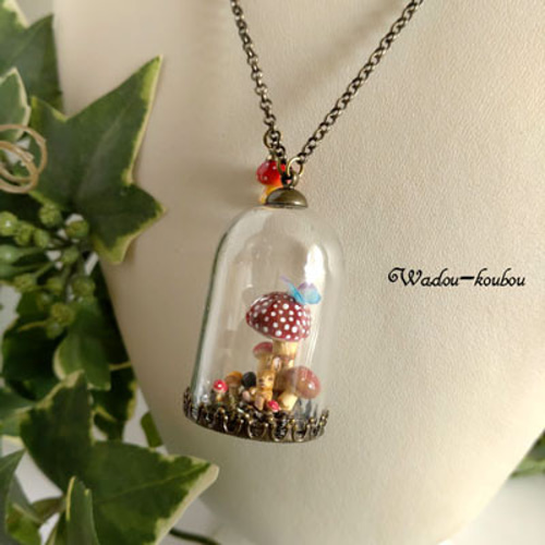 新作 キノコの森ですやすや眠るうさぎ ネックレス ネックレス