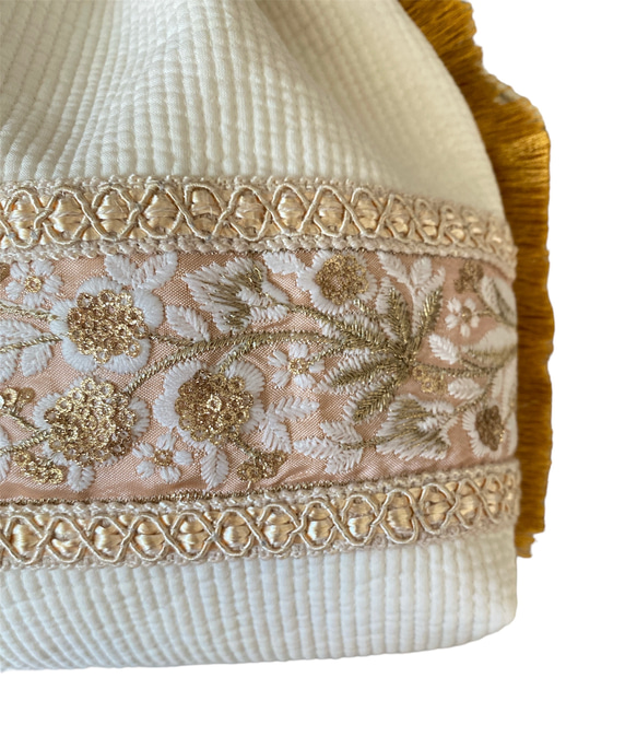 ヌビキルトとインド刺繍の巾着バッグ GOLD fringe 2枚目の画像