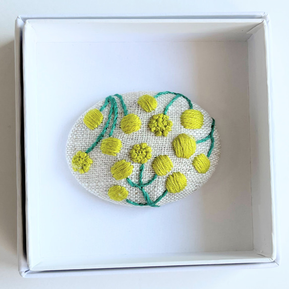 ミモザの刺繍ブローチ【Botanical】 3枚目の画像