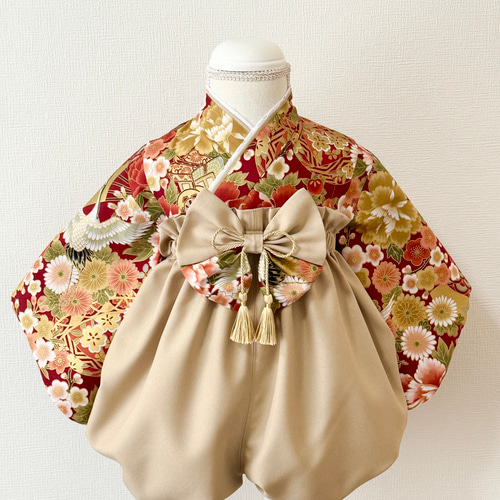 鶴牡丹×ベージュ 金 豪華な和柄ベビー袴(発送までにかかる日数を