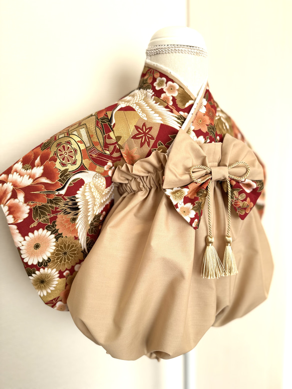 鶴牡丹×ベージュ  金  豪華な和柄ベビー袴 2枚目の画像