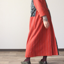 着物リメイク　赤の刺し子紬と雨垂れ着物合せオープンカラーワンピース 7枚目の画像