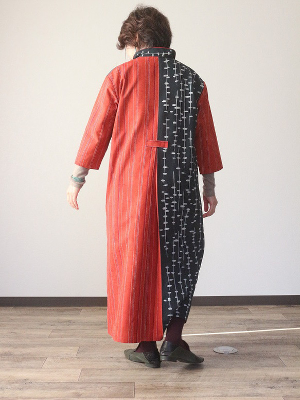 着物リメイク　赤の刺し子紬と雨垂れ着物合せオープンカラーワンピース 6枚目の画像