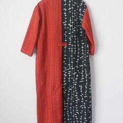 着物リメイク　赤の刺し子紬と雨垂れ着物合せオープンカラーワンピース 12枚目の画像
