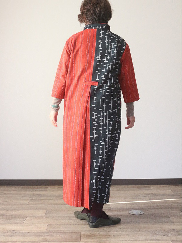 着物リメイク　赤の刺し子紬と雨垂れ着物合せオープンカラーワンピース 5枚目の画像