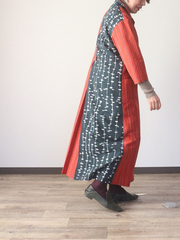 着物リメイク　赤の刺し子紬と雨垂れ着物合せオープンカラーワンピース 4枚目の画像