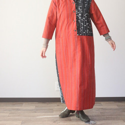 着物リメイク　赤の刺し子紬と雨垂れ着物合せオープンカラーワンピース 2枚目の画像