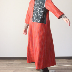 着物リメイク　赤の刺し子紬と雨垂れ着物合せオープンカラーワンピース 9枚目の画像