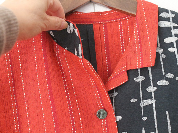 着物リメイク　赤の刺し子紬と雨垂れ着物合せオープンカラーワンピース 17枚目の画像