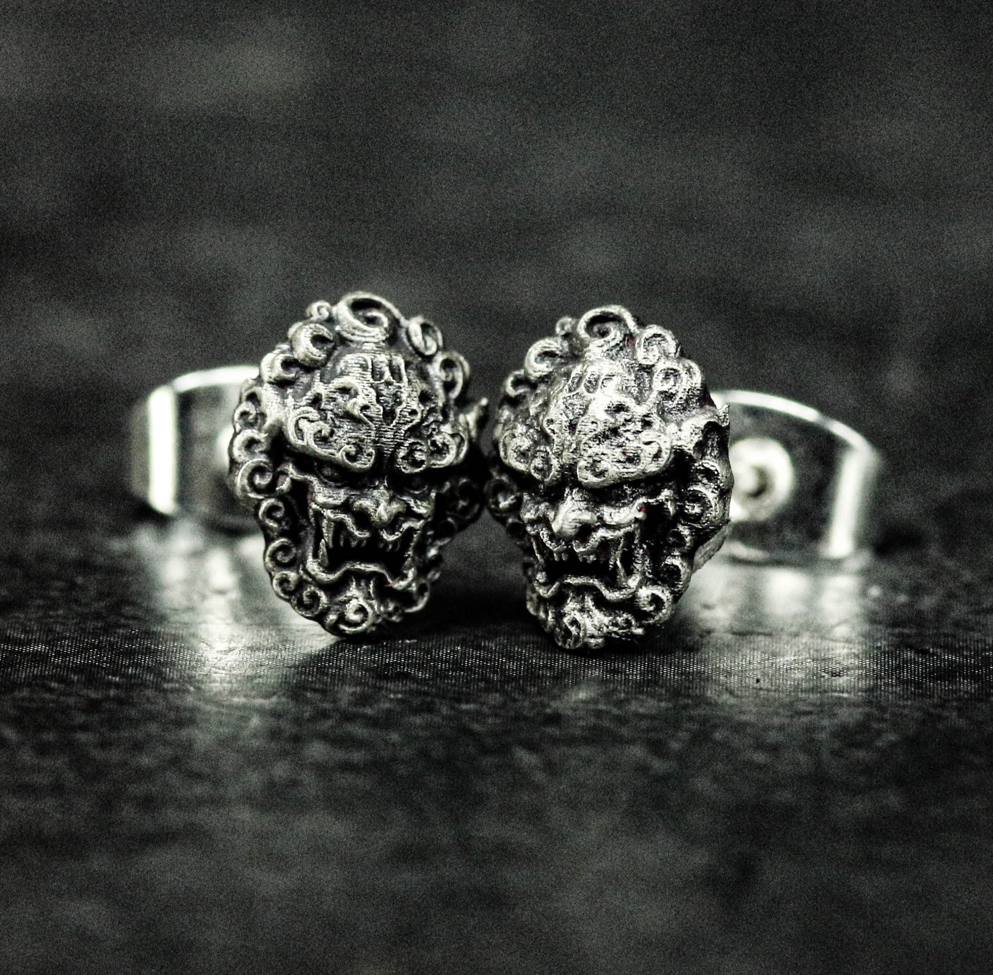 固体スターリングシルバーライオンピアス夫のための魅力的なライオンジュエリーギフト キングライオンピアスレオジュエリー 野