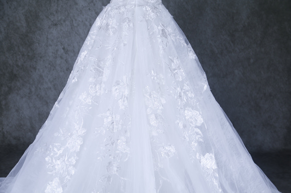 ウェディングドレス 贅沢な総レース  ベアトップ Aライン ソフトチュール スレンダーライン 花嫁/ウェディングドレス 8枚目の画像