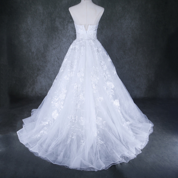 ウェディングドレス 贅沢な総レース  ベアトップ Aライン ソフトチュール スレンダーライン 花嫁/ウェディングドレス 7枚目の画像