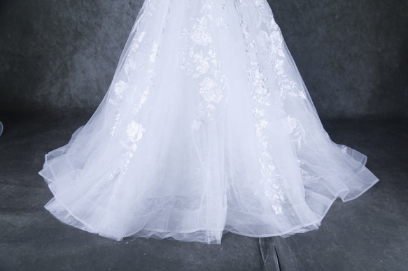 ウェディングドレス 贅沢な総レース  ベアトップ Aライン ソフトチュール スレンダーライン 花嫁/ウェディングドレス 2枚目の画像