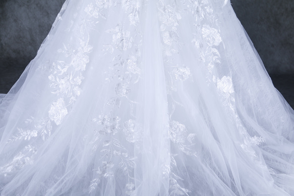 ウェディングドレス 贅沢な総レース  ベアトップ Aライン ソフトチュール スレンダーライン 花嫁/ウェディングドレス 9枚目の画像