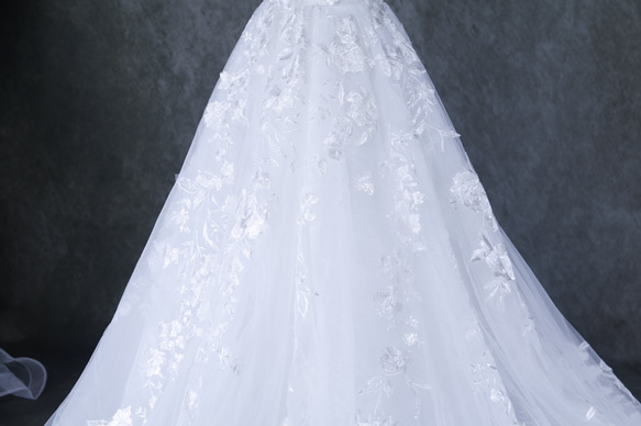 ウェディングドレス 贅沢な総レース  ベアトップ Aライン ソフトチュール スレンダーライン 花嫁/ウェディングドレス 5枚目の画像