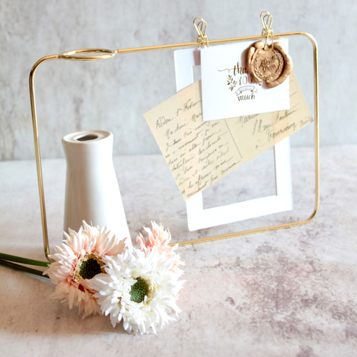 ミニガーベラ3輪】set花瓶付きゴールドワイヤーフォトスタンドアレンジ