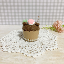 ♡羊毛フェルトのカップケーキ くまちゃん♡ホイップクリームのせ メモスタンドにもなる針さし ピンクッション マフィン 4枚目の画像