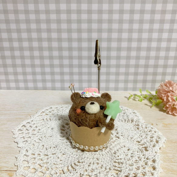 ♡羊毛フェルトのカップケーキ くまちゃん♡ホイップクリームのせ メモスタンドにもなる針さし ピンクッション マフィン 8枚目の画像