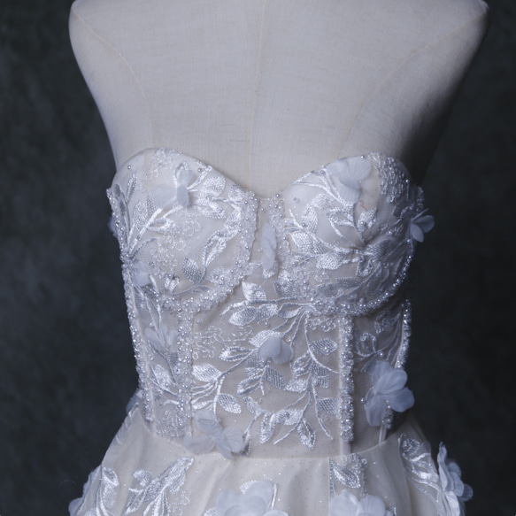 豪華！ ウェディングドレス 3D立体レース刺繍 花モチーフ  ベージュ ビーズ キラキラチュール 2枚目の画像
