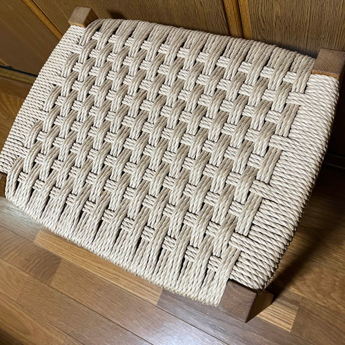 無垢材の枠にペーパーコード座の幅広スツール（かのこ編み